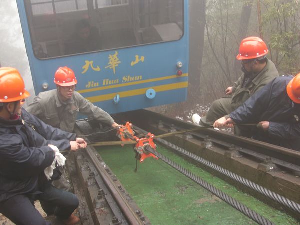圖為國(guó)家索檢中心專家在九華股份纜車(chē)分公司檢測(cè)纜車(chē)鋼絲繩